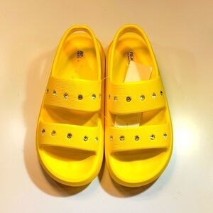 BRAND NEW REACTION KENNETH COLE CROCS CROCS BACK STRAP OPEN TOE SANDAL